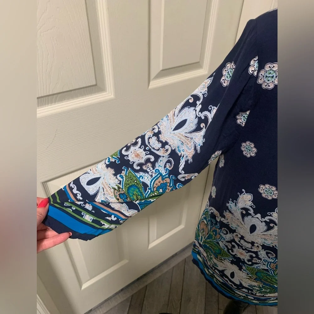 Lucy & Laurel Lightweight Top - Picture 3 of 5